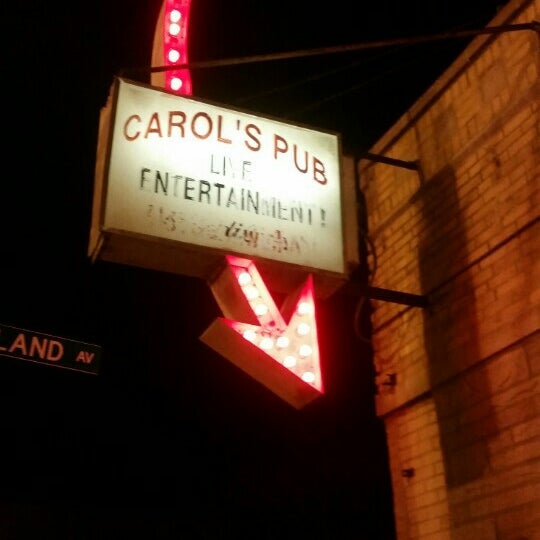 รูปภาพถ่ายที่ Carol&#39;s Pub โดย Brian V. เมื่อ 2/20/2016