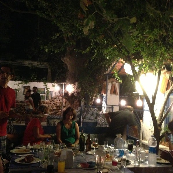 Снимок сделан в Sarnıç Restaurant пользователем Irem O. 8/16/2013