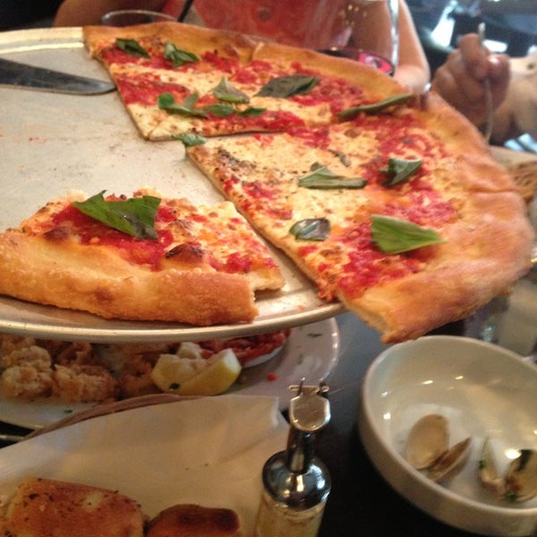 Foto tirada no(a) Antika Restaurant &amp; Pizzeria por Rene em 6/16/2013