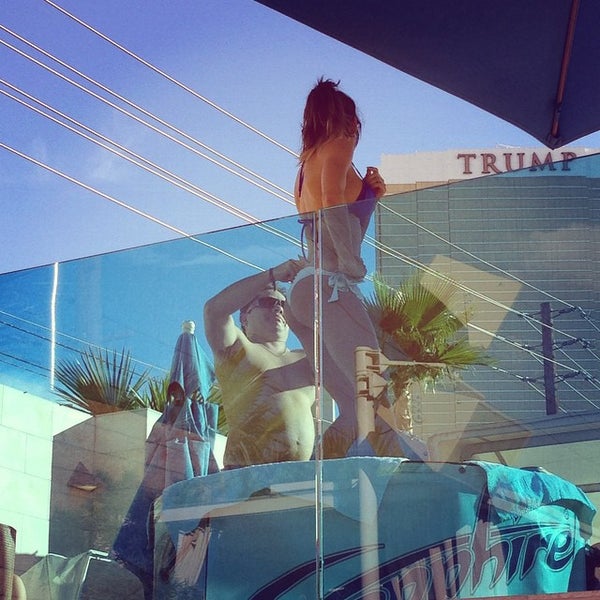 รูปภาพถ่ายที่ Sapphire Pool &amp; Dayclub Las Vegas โดย Denice C. เมื่อ 9/29/2014