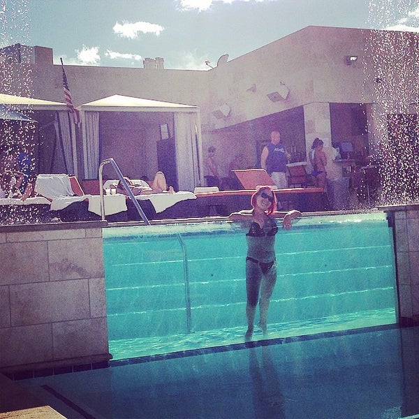 Foto diambil di Sapphire Pool &amp; Dayclub Las Vegas oleh Denice C. pada 9/29/2014