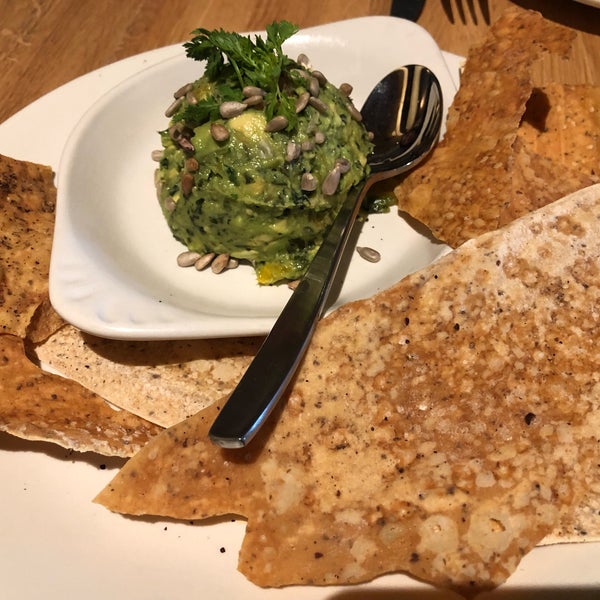 Photo taken at True Food Kitchen by Shirley L. on 9/21/2019