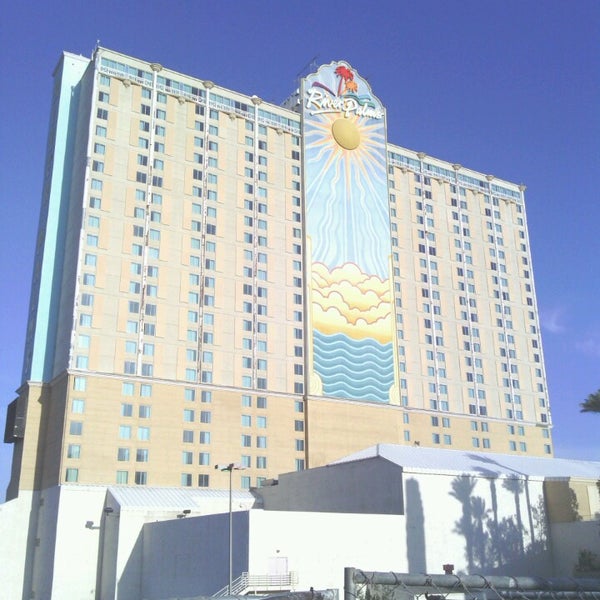 Foto diambil di River Palms Resort Hotel &amp; Casino oleh Joe M. pada 5/18/2013