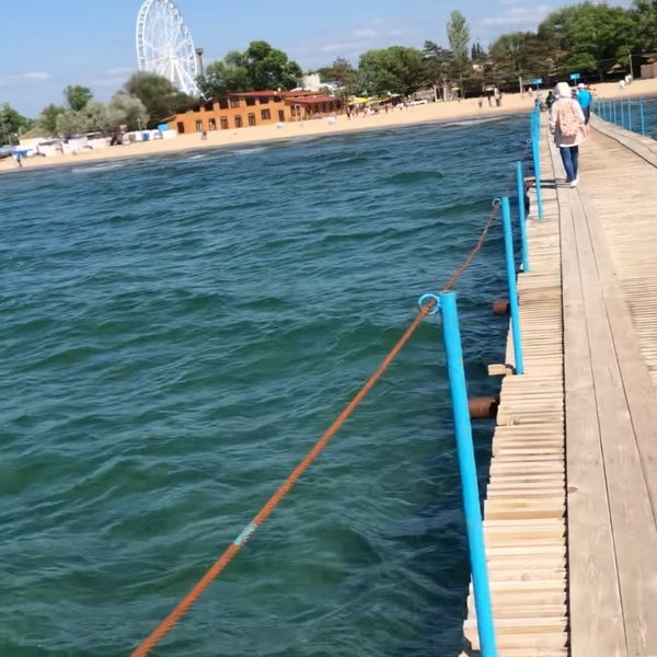 Центр причал. У центрального причала городца лежат якоря.