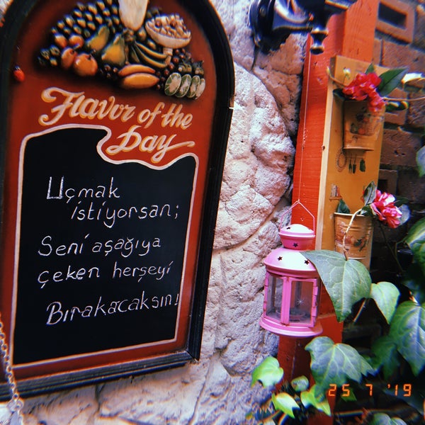 Das Foto wurde bei Başak Cafe von Bnglserfe . am 7/25/2019 aufgenommen