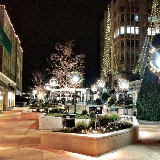 รูปภาพถ่ายที่ Suburban Square โดย Erinn C. เมื่อ 11/21/2012
