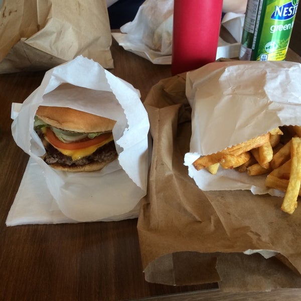 4/25/2014에 Jimmy L.님이 Fresh Burger에서 찍은 사진