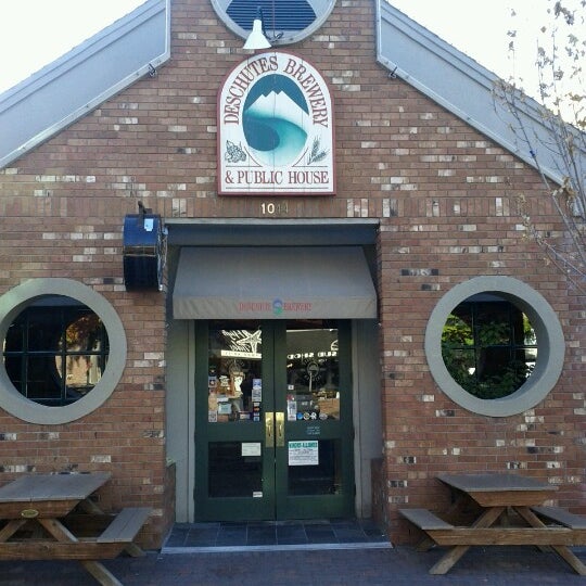 รูปภาพถ่ายที่ Deschutes Brewery Bend Public House โดย James T. เมื่อ 10/7/2012