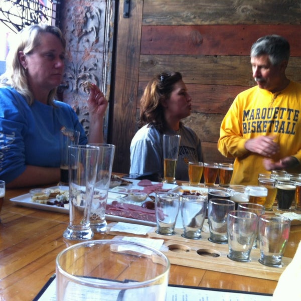 Das Foto wurde bei Wisconsin Cheese Bar von Ann am 3/2/2013 aufgenommen