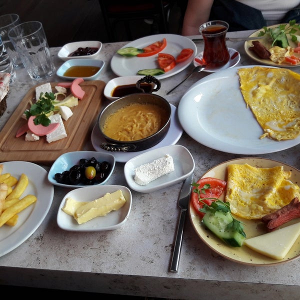 รูปภาพถ่ายที่ Biber Cafe &amp; Restaurant โดย Büşra K. เมื่อ 4/11/2019