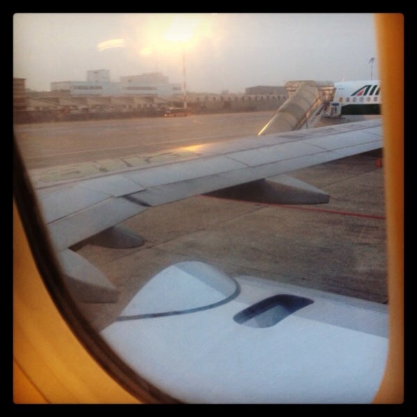 Foto scattata a Aeroporto di Milano Linate (LIN) da Flavia M. il 4/18/2013