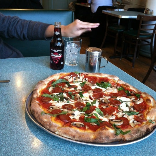 Das Foto wurde bei Nick&#39;s Pizza von dal am 12/19/2012 aufgenommen