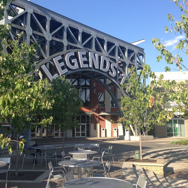 Foto diambil di Legends Outlets Kansas City oleh Legends Outlets Kansas City pada 10/15/2013