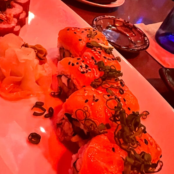 Foto scattata a Blue Sushi Sake Grill da Richard G. il 2/7/2022