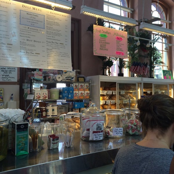 Das Foto wurde bei The Market Lunch von Suzy am 6/28/2014 aufgenommen
