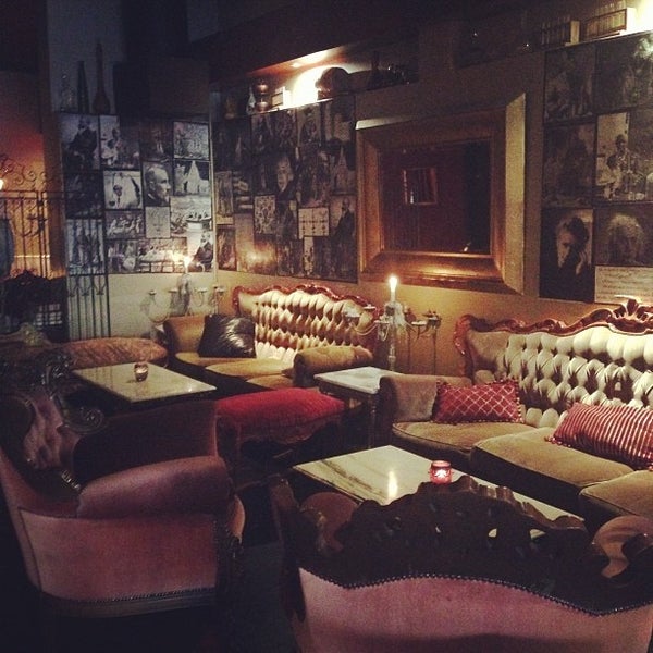 Foto diambil di The Alchemist Bar &amp; Cafe oleh Michelle S. pada 10/15/2013
