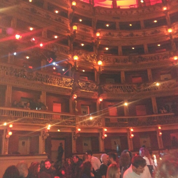 Das Foto wurde bei Teatro Bellini von Francesca L. am 2/8/2014 aufgenommen
