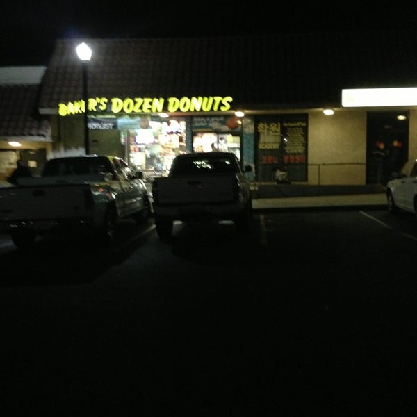 Снимок сделан в Baker&#39;s Dozen Donuts - Deli &amp; Delights пользователем Kenny 1/23/2013