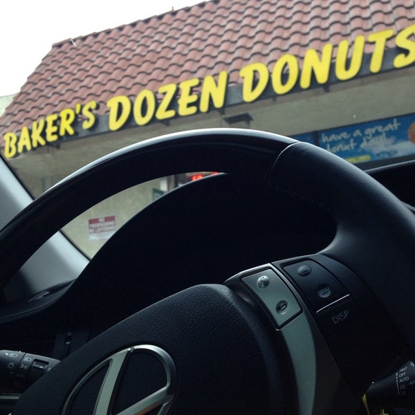 Снимок сделан в Baker&#39;s Dozen Donuts - Deli &amp; Delights пользователем Kenny 6/15/2014