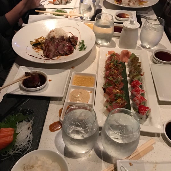 1/8/2017에 Elena T.님이 Shari Sushi Lounge에서 찍은 사진
