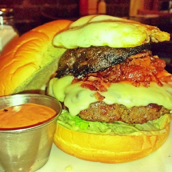 4/21/2014 tarihinde Nana B.ziyaretçi tarafından The Burger Bistro'de çekilen fotoğraf