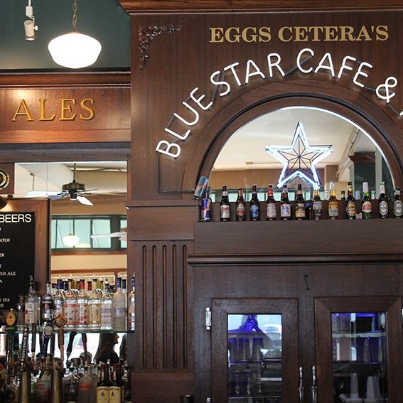 11/19/2014 tarihinde Blue Star Cafe &amp; Pubziyaretçi tarafından Blue Star Cafe &amp; Pub'de çekilen fotoğraf