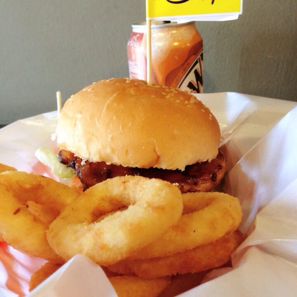 รูปภาพถ่ายที่ Marshall&#39;s Burger โดย Calvin K. เมื่อ 8/21/2014