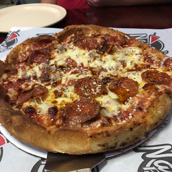 10/20/2017にTed M.がNancy&#39;s Chicago Pizzaで撮った写真