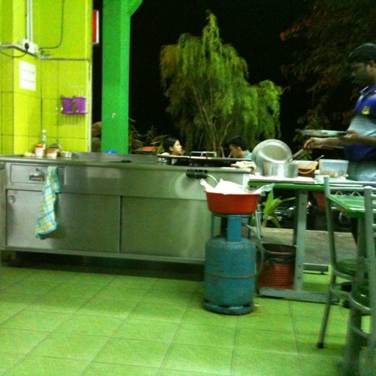 Das Foto wurde bei Riang Riang Restaurant von هوزايفه أويس am 12/6/2012 aufgenommen