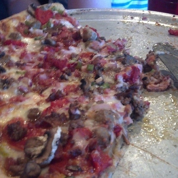 รูปภาพถ่ายที่ Lost River Pizza Co. โดย Tonya P. เมื่อ 4/1/2014
