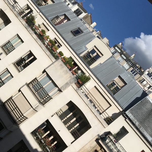 Photo taken at Holiday Inn Paris - Montmartre by Jesus S. on 6/9/2017