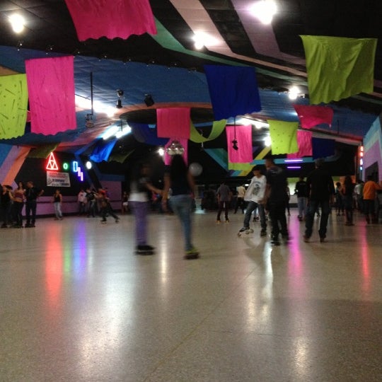 รูปภาพถ่ายที่ Salón de Patines Music โดย Yessenia เมื่อ 11/11/2012