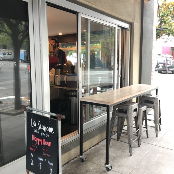 Foto scattata a La Stazione Coffee &amp; Wine Bar da David H. il 7/31/2017