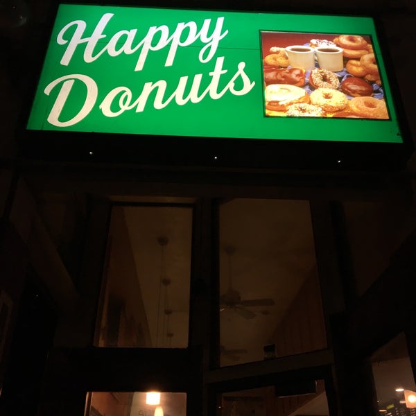 รูปภาพถ่ายที่ Happy Donuts โดย David H. เมื่อ 2/12/2018