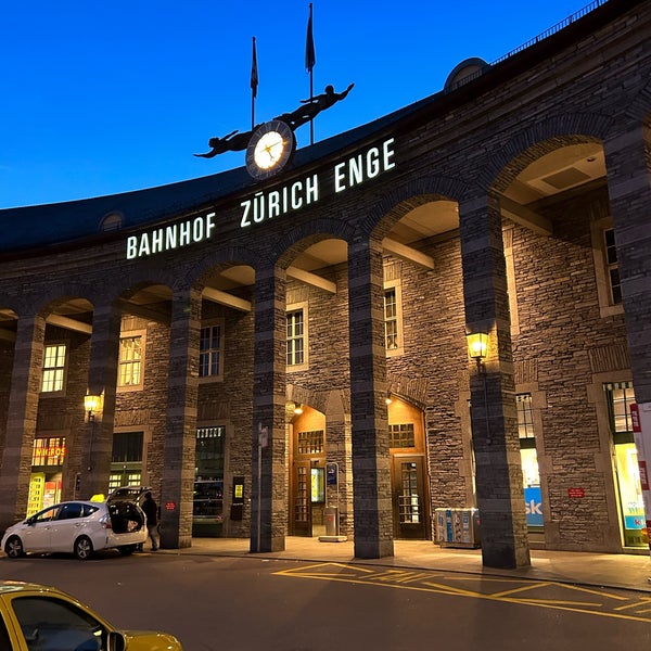 รูปภาพถ่ายที่ Bahnhof Zürich Enge โดย David H. เมื่อ 1/1/2023