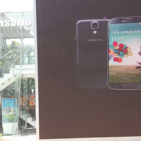 6/30/2013 tarihinde Ingrid M.ziyaretçi tarafından Samsung Experience Store'de çekilen fotoğraf