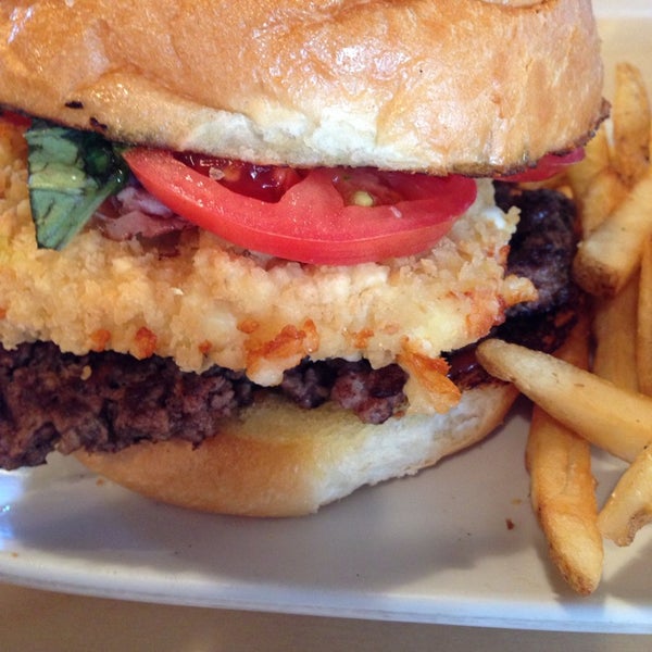 Foto tirada no(a) Crave Real Burgers por Michael P. em 11/9/2013