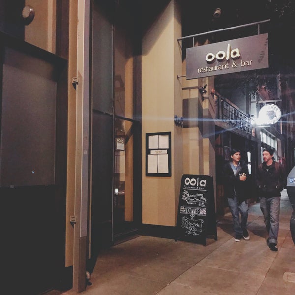 Foto tirada no(a) Oola Restaurant &amp; Bar por Julie P. em 3/2/2017