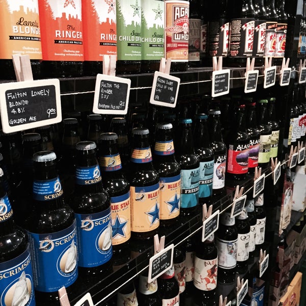 Foto scattata a Thirsty The Beer Shop da Julie P. il 6/27/2015