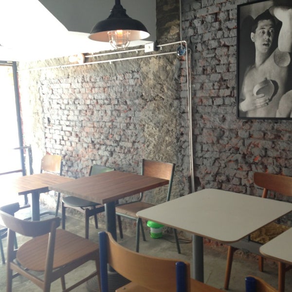 Foto diambil di 卡那達咖啡店 카페 가나다 oleh Julie P. pada 5/25/2013