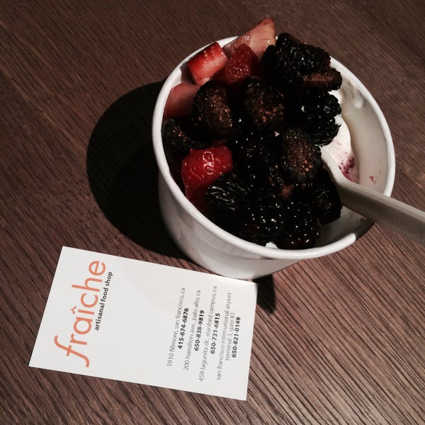 Foto tirada no(a) Fraiche Yogurt por Julie P. em 12/9/2014