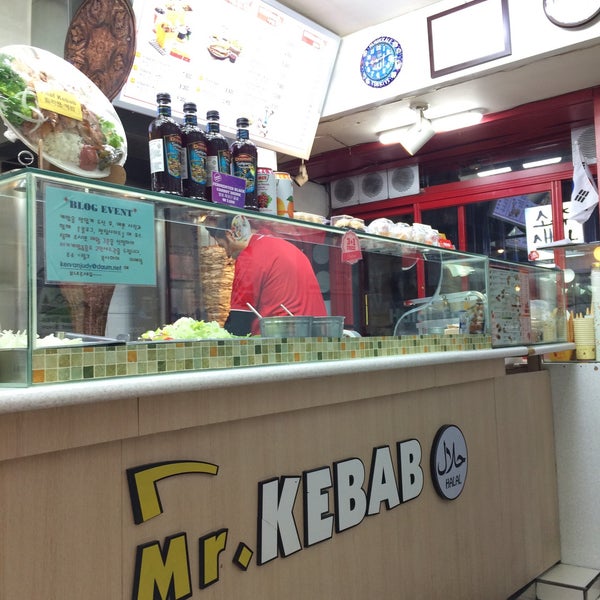 Foto diambil di Mr. Kebab Itaewon Halal Food oleh Azaruddin Azral pada 12/27/2015