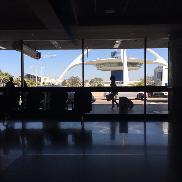 Foto diambil di Los Angeles International Airport (LAX) oleh Calton B. pada 3/31/2016