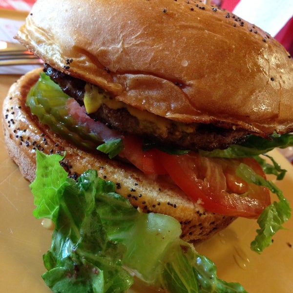 Das Foto wurde bei Chip&#39;s Old Fashioned Hamburgers von Angel am 8/15/2013 aufgenommen