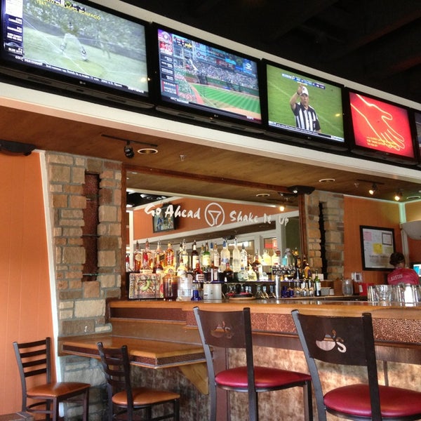Photo taken at Chili&#39;s Grill &amp; Bar by Thomas H. on 8/11/2013