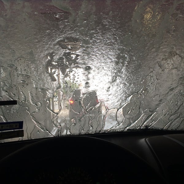 Foto diambil di The Bubble Bath Car Wash oleh Jacklynn M. pada 5/1/2014