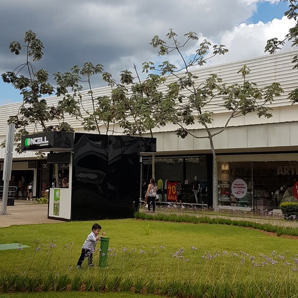 Photo taken at Outlet Premium Brasília by Fátima D. on 12/9/2018
