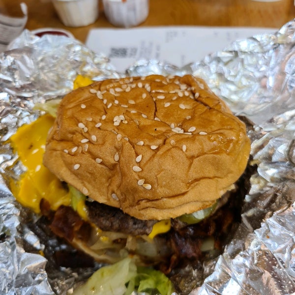 Photo taken at Five Guys by Fátima D. on 7/2/2022