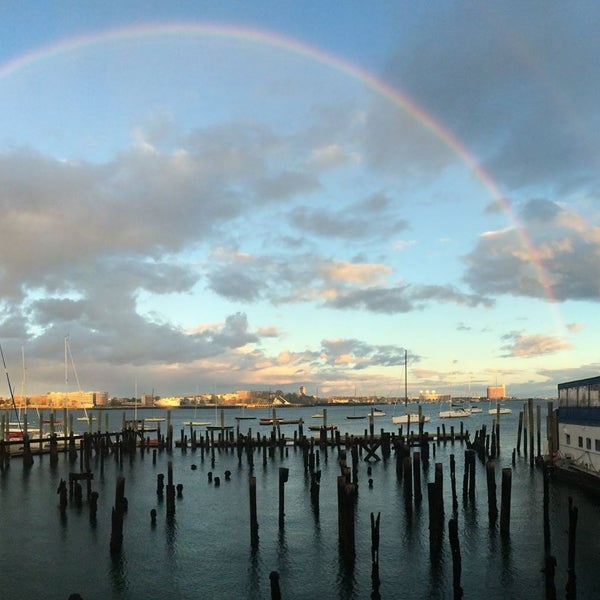 10/27/2014 tarihinde Boston Sailing Centerziyaretçi tarafından Boston Sailing Center'de çekilen fotoğraf