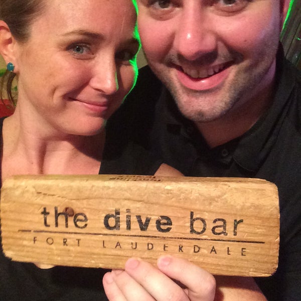 รูปภาพถ่ายที่ The Dive Bar โดย Meg เมื่อ 6/19/2015